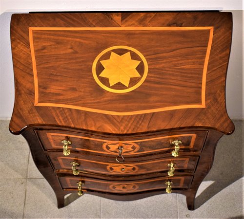 Petite commode galbée